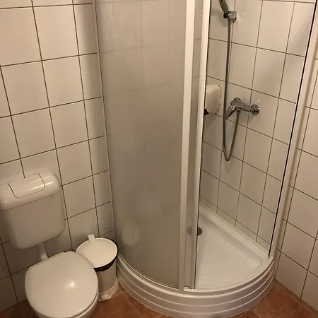 Autoscsarda Es Panzio 2* Makó